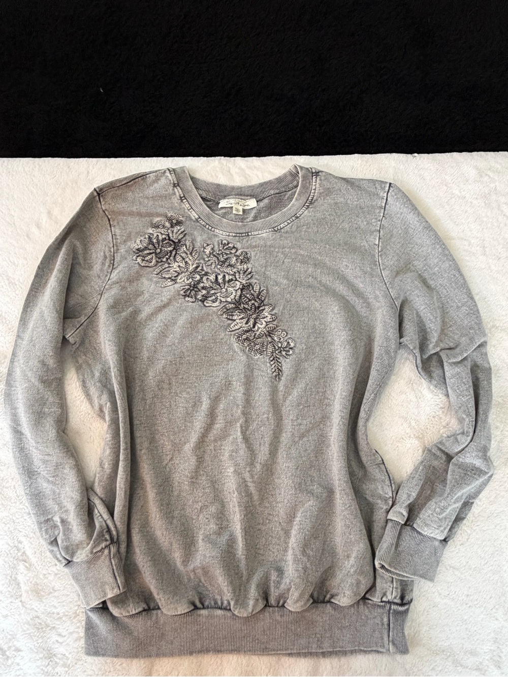Solitaire Gray Crewneck Sweater with Diagonal Floral Applique